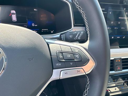 New 2025 Volkswagen Taos SE image 18