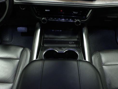 Used 2025 Chevrolet Suburban Z71 image 22