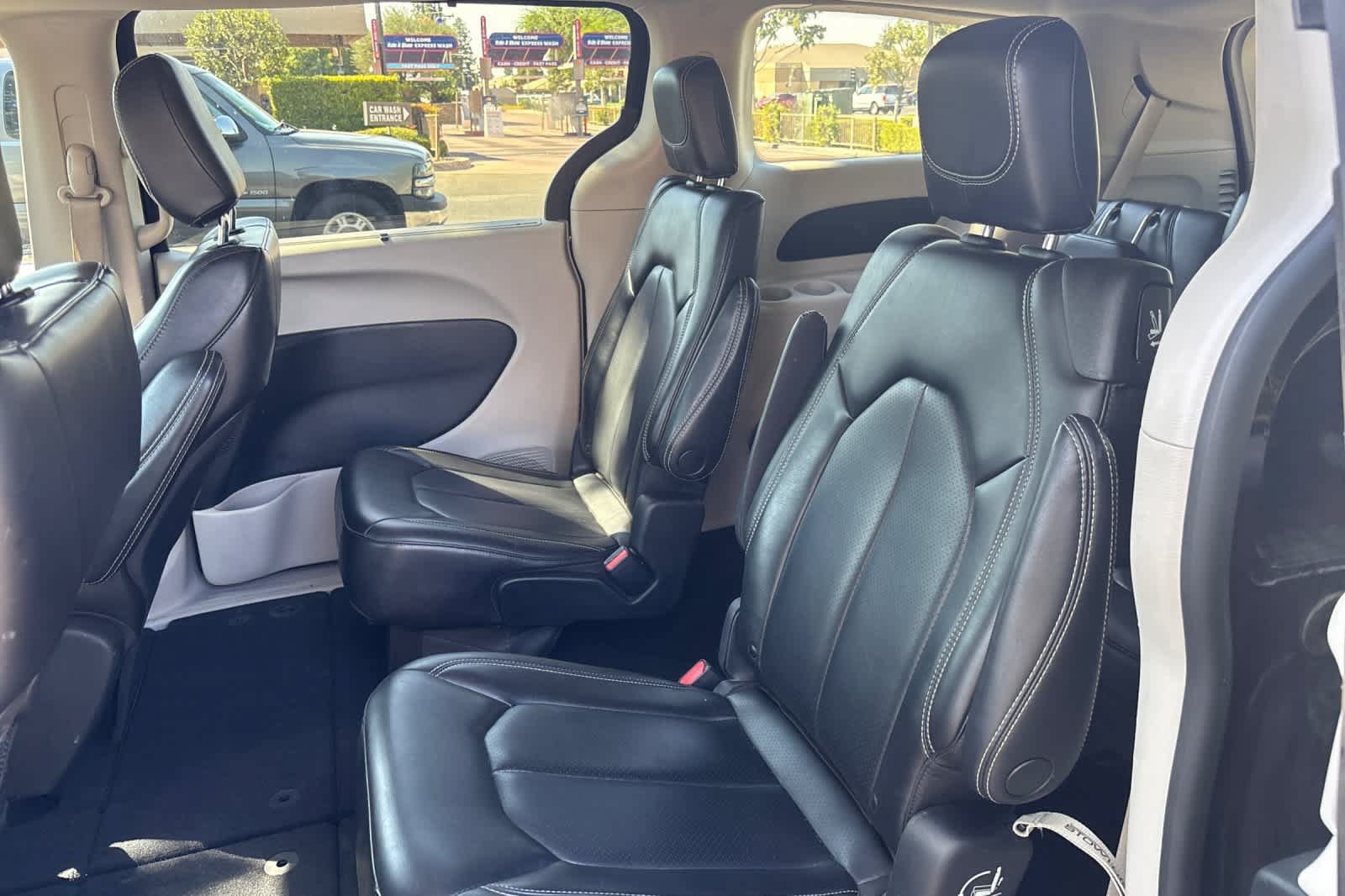 Used 2023 Chrysler Pacifica Touring-L FWD image 5