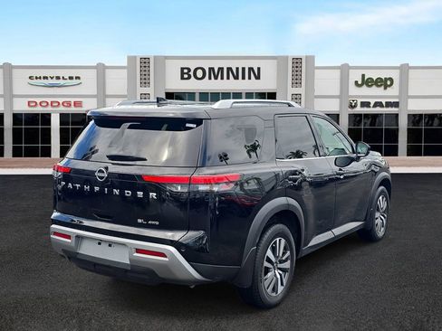 Used 2024 Nissan Pathfinder SL image 4