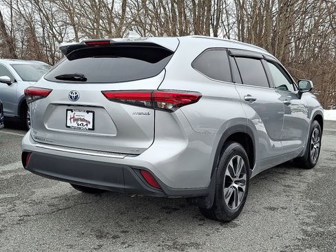 Used 2021 Toyota Highlander XLE image 6