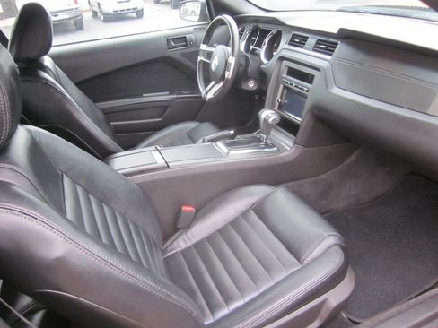 Used 2010 Ford Mustang Convertible image 13