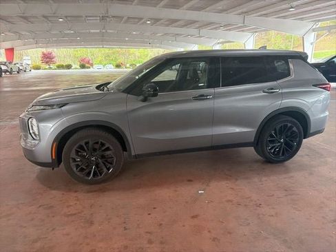 Used 2024 Mitsubishi Outlander SE Black Edition image 5