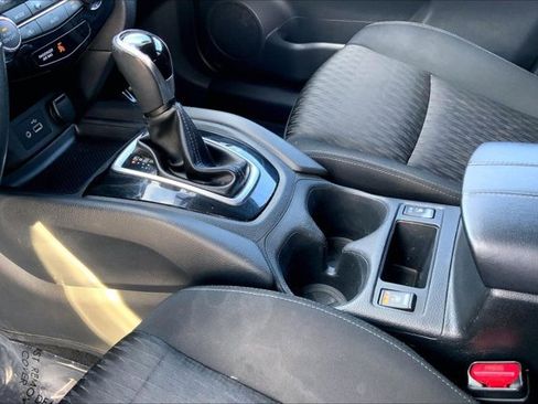 Used 2018 Nissan Rogue SV image 16