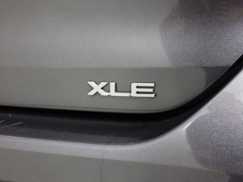 Used 2020 Toyota Highlander XLE FWD image 16