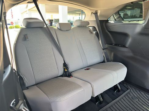 Used 2026 Toyota Sienna LE AWD/4WD image 35