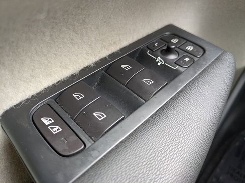 Used 2020 Volvo XC40 T4 Momentum w/ Protection Package Premier image 24