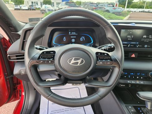 Certified 2025 Hyundai Elantra Sport FWD image 18