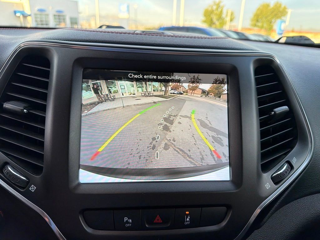 Used 2021 Jeep Cherokee Trailhawk w/ Comfort/Convenience Group AWD/4WD image 29