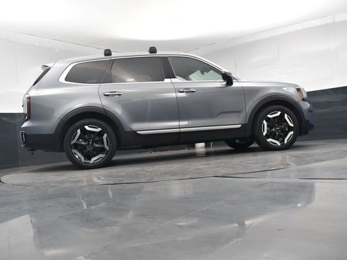 Used 2024 Kia Telluride EX w/ EX Captain's Chair Package image 28