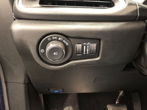 Certified 2025 Chrysler Pacifica Limited image 18