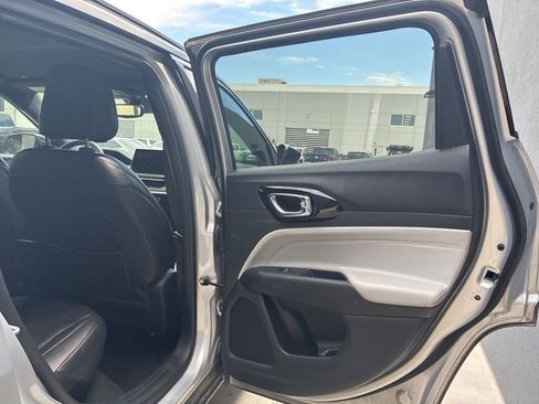 Used 2025 Jeep Compass Limited image 11