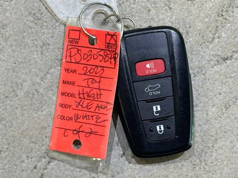 Used 2023 Toyota Highlander XLE AWD/4WD image 40