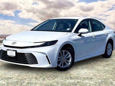 Used 2025 Toyota Camry LE image 3