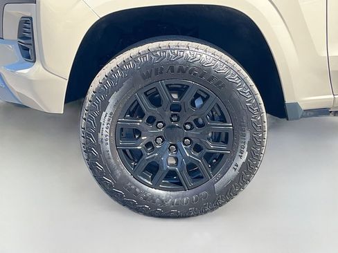 Used 2023 Chevrolet Colorado Z71 w/ Z71 Convenience Package 2 image 29