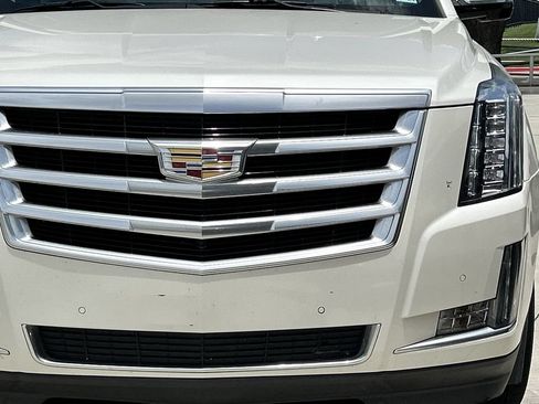 Used 2015 Cadillac Escalade Luxury RWD image 9