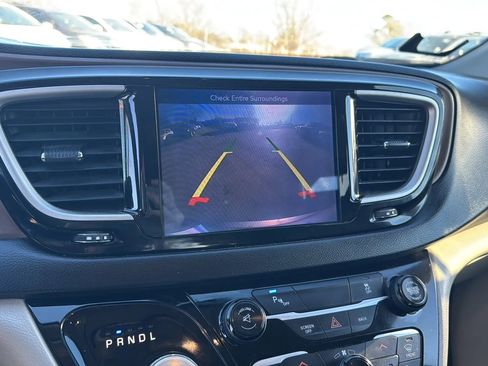 Used 2017 Chrysler Pacifica Touring-L image 6