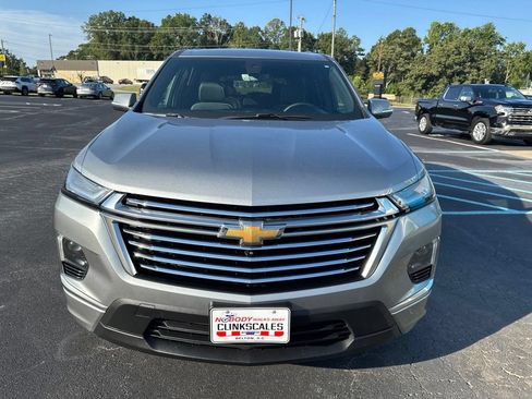 Used 2023 Chevrolet Traverse Premier FWD image 2
