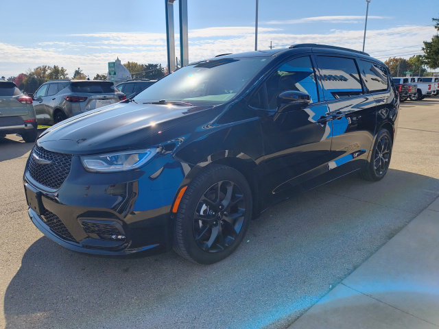 Used 2025 Chrysler Pacifica Limited w/ Uconnect Theater Family Group FWD image 6