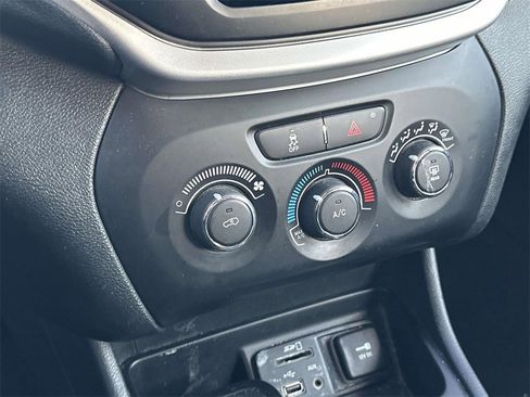 Used 2014 Jeep Cherokee Sport image 27