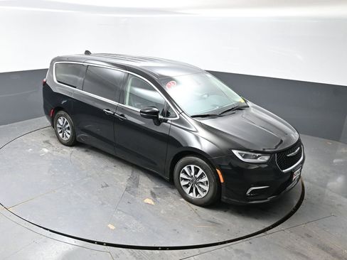 Used 2024 Chrysler Pacifica Select image 43