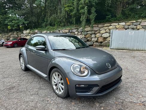 Used 2018 Volkswagen Beetle 2.0T S FWD image 7