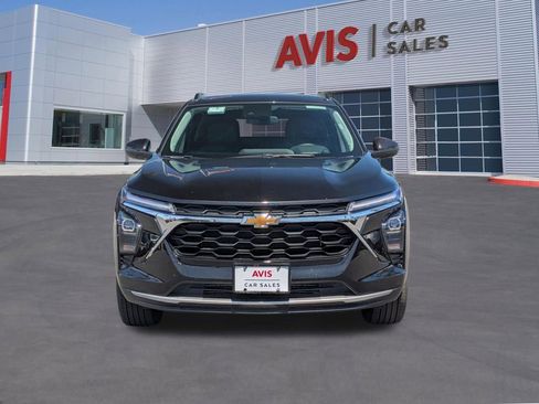 Used 2025 Chevrolet Trax LT w/ LT Convenience Package image 2