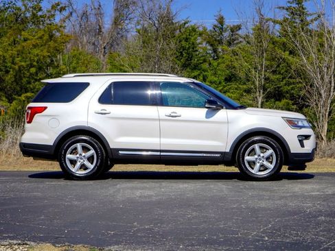 Used 2018 Ford Explorer XLT w/ Equipment Group 202A image 5
