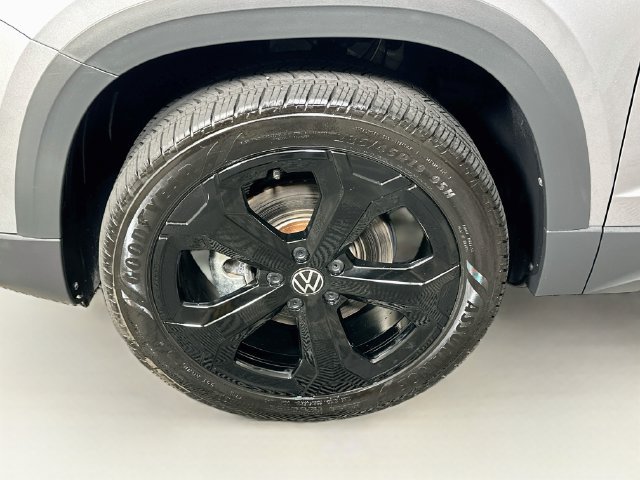 Used 2025 Volkswagen Taos SEL AWD/4WD image 32