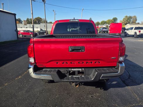 Used 2017 Toyota Tacoma TRD Off-Road w/ Tow Package (A/T) image 4