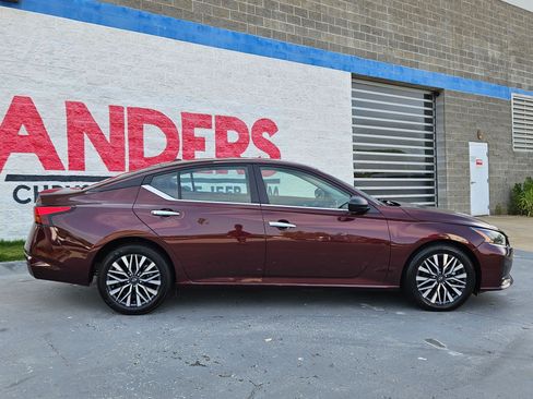 Used 2025 Nissan Altima 2.5 SV FWD image 8