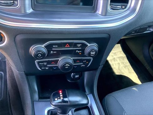 Used 2018 Dodge Charger SXT RWD image 31
