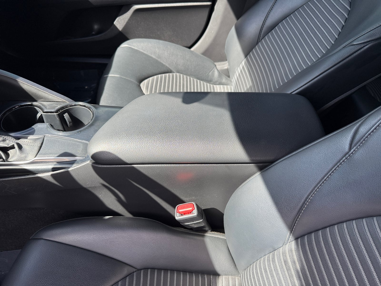 Used 2020 Toyota Camry SE FWD image 14