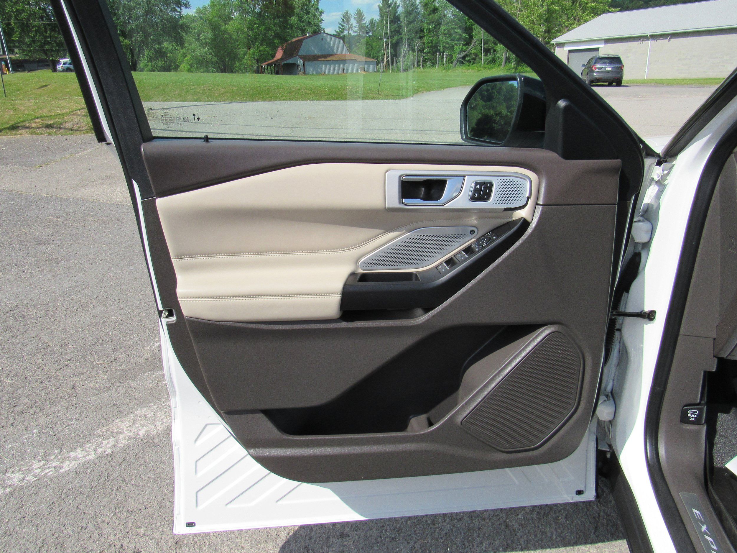 Used 2020 Ford Explorer Platinum w/ Premium Technology Package AWD/4WD image 10