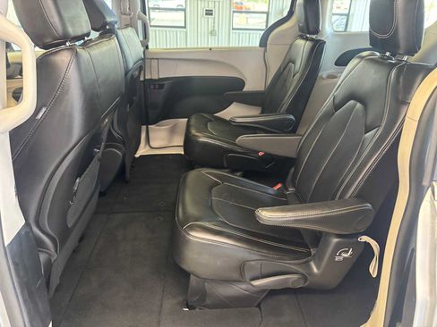 Used 2024 Chrysler Pacifica Touring-L FWD image 9