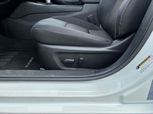 Used 2025 Nissan Altima 2.5 SV FWD image 18