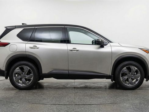 Used 2025 Nissan Rogue SV image 11