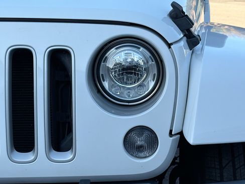 Used 2017 Jeep Wrangler Sahara w/ Mopar Chrome Edition Group image 9
