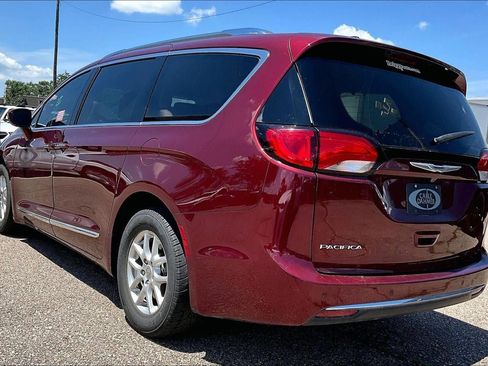 Used 2020 Chrysler Pacifica Touring-L FWD image 5
