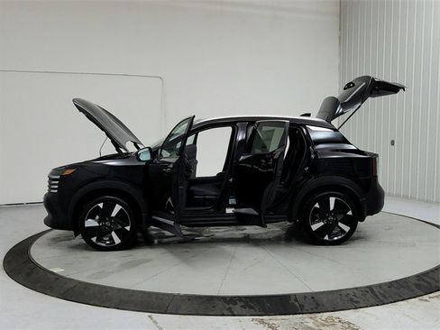 New 2025 Nissan Kicks SR image 12