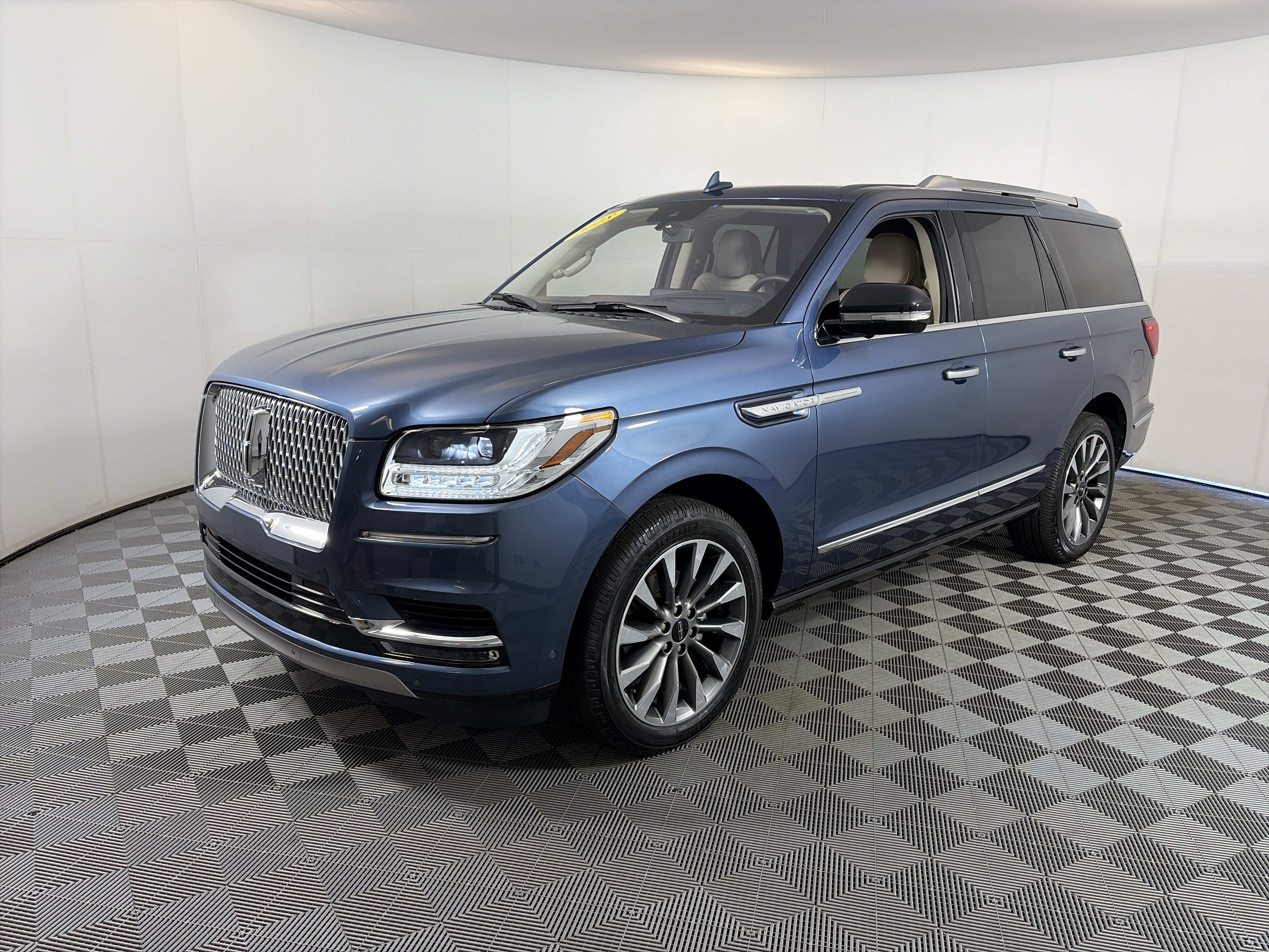 Used 2018 Lincoln Navigator Select w/ Technology Package AWD/4WD image 2