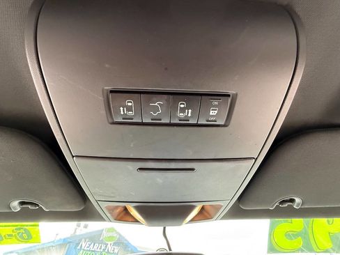 Used 2017 Dodge Grand Caravan SXT image 18