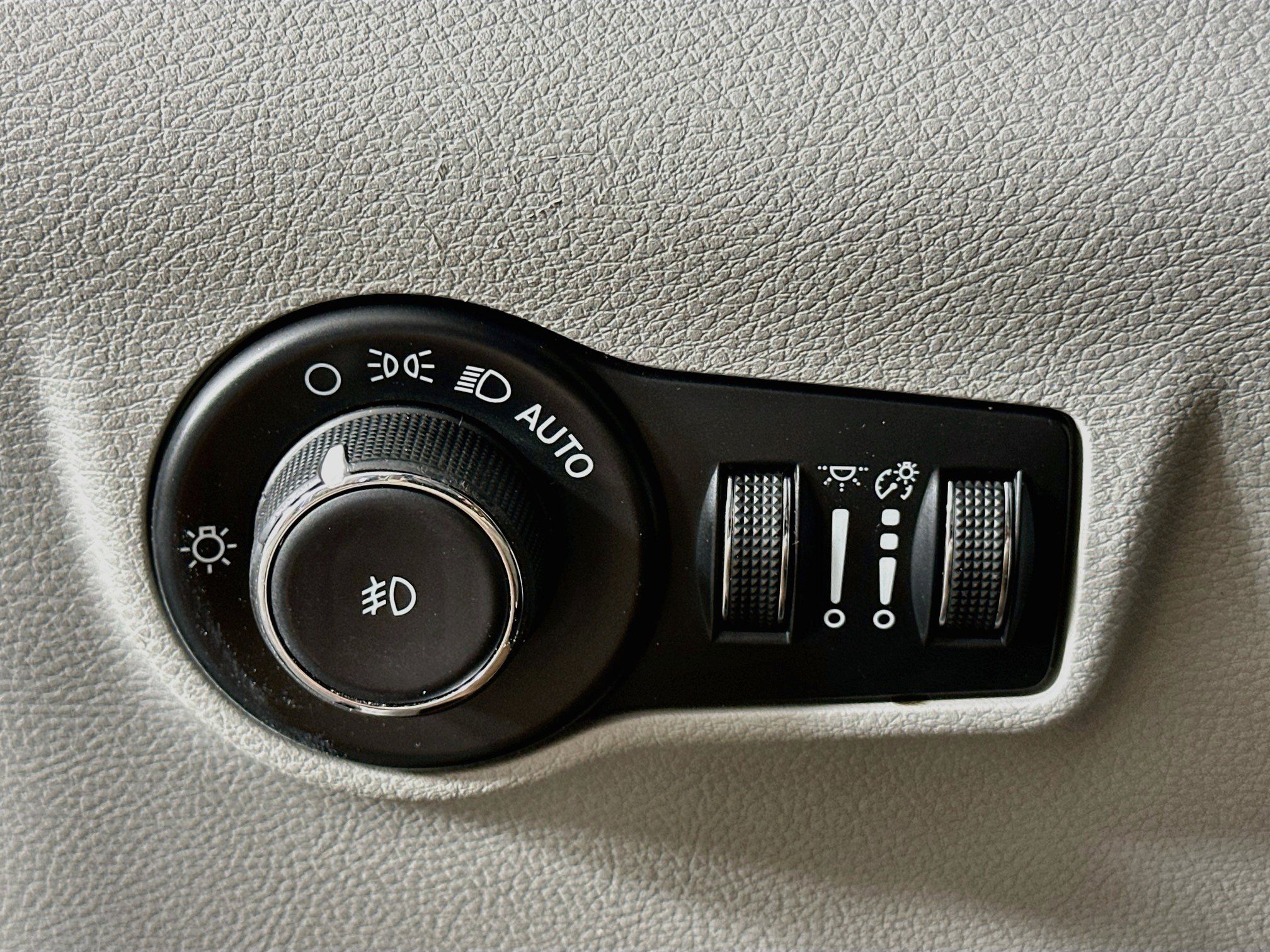 Used 2023 Jeep Compass Latitude AWD/4WD image 17