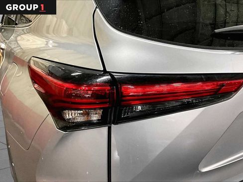 Used 2021 Toyota Highlander XLE AWD/4WD image 29