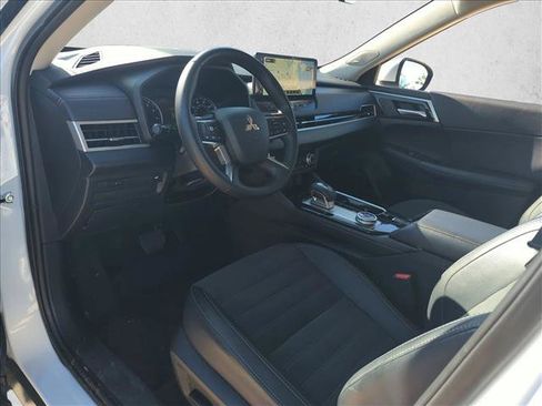 Used 2025 Mitsubishi Outlander SE image 9