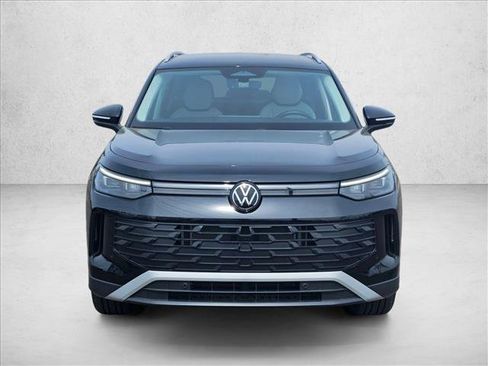 Used 2025 Volkswagen Tiguan SE FWD image 2