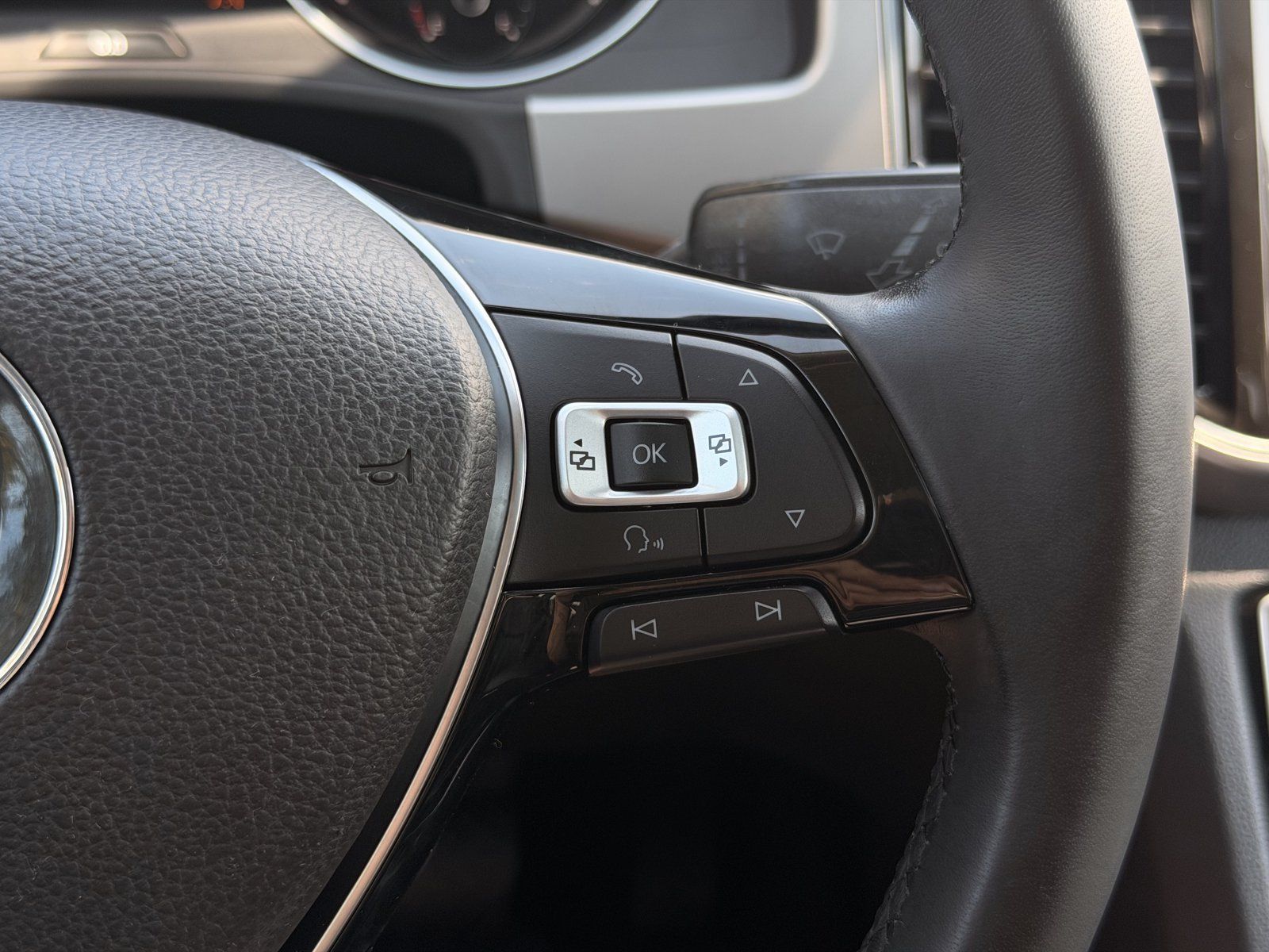 Used 2018 Volkswagen Atlas SEL FWD image 19