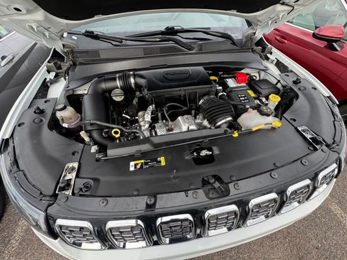 Used 2025 Jeep Compass Limited image 32