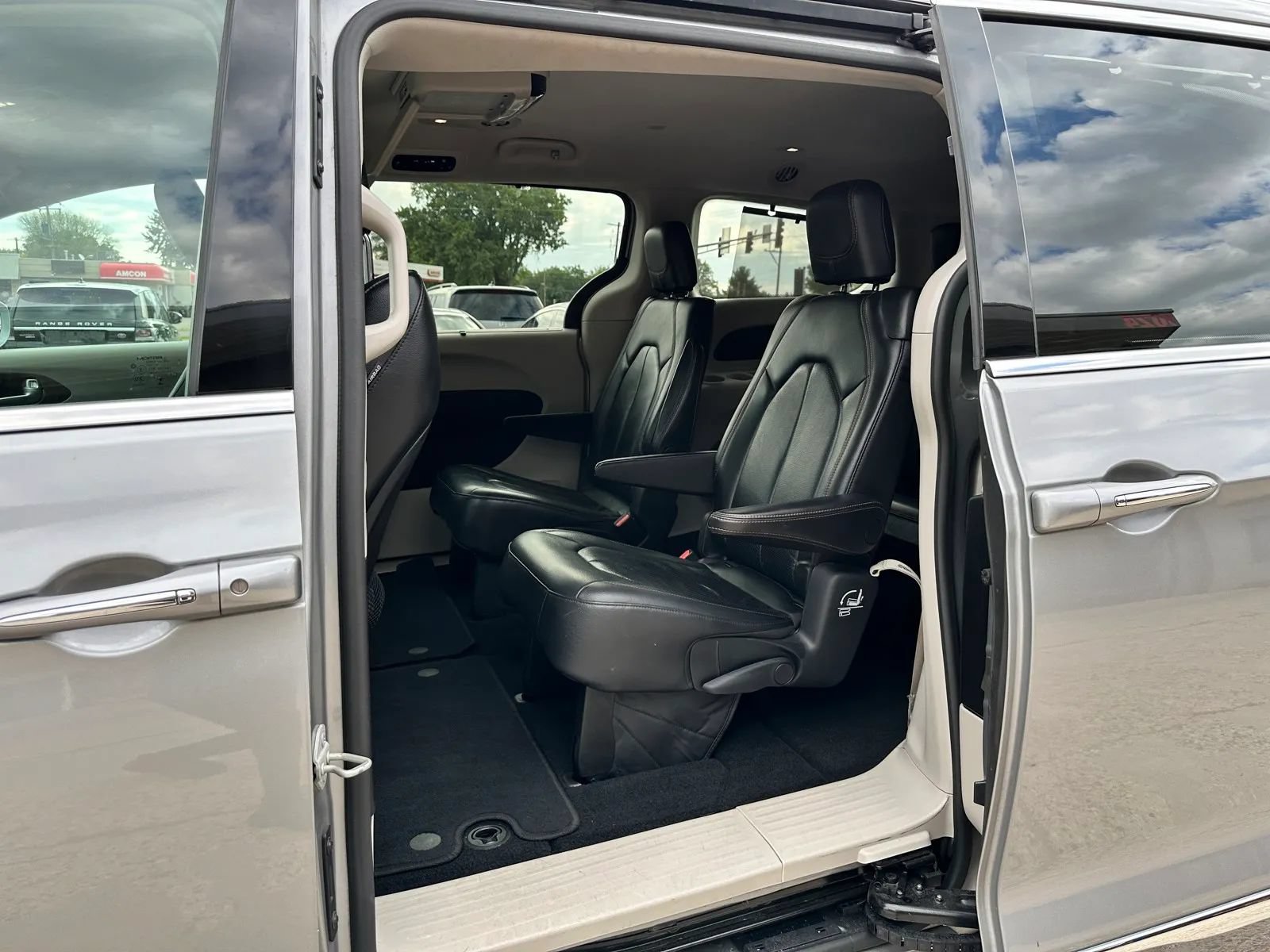 Used 2018 Chrysler Pacifica Touring-L FWD image 17