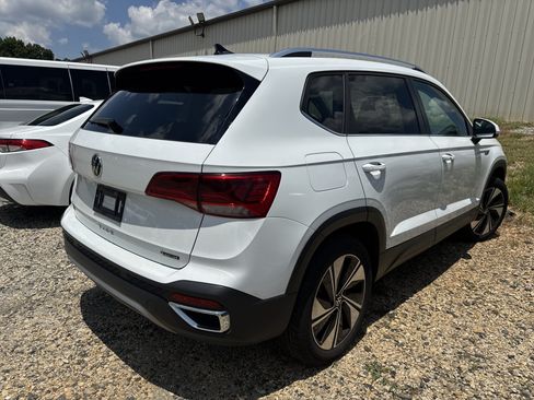 Used 2024 Volkswagen Taos SE AWD/4WD image 4